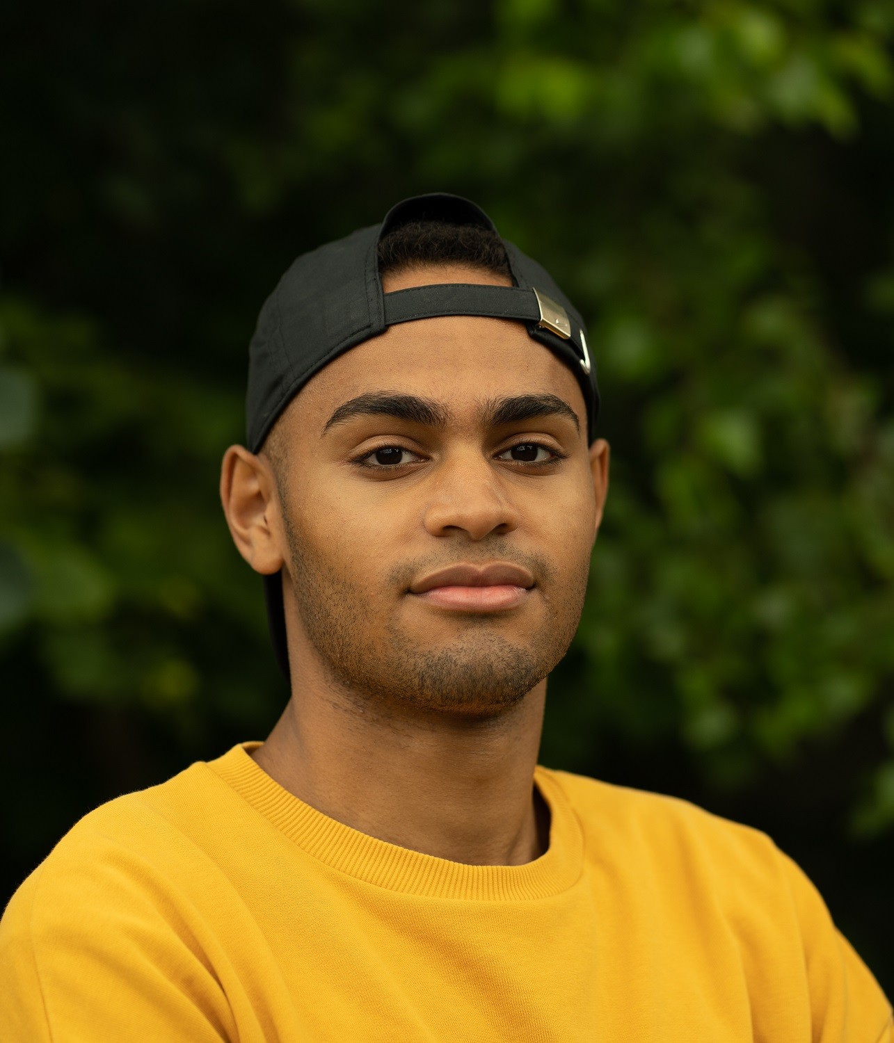 „Ein Teil einer Generation zu sein, die immer aktivistischer und lauter wird und sich gegen jede Diskriminierung im Alltag stellt, ist das, was mich motiviert, immer wieder positiv überrascht und natürlich happy macht.“ Rany. „In Plain Sight. #ichbinsichtbar“. Gastausstellung von Kosmos e.V. im Weltkulturen Labor. Foto: Ali Caner Özatakus