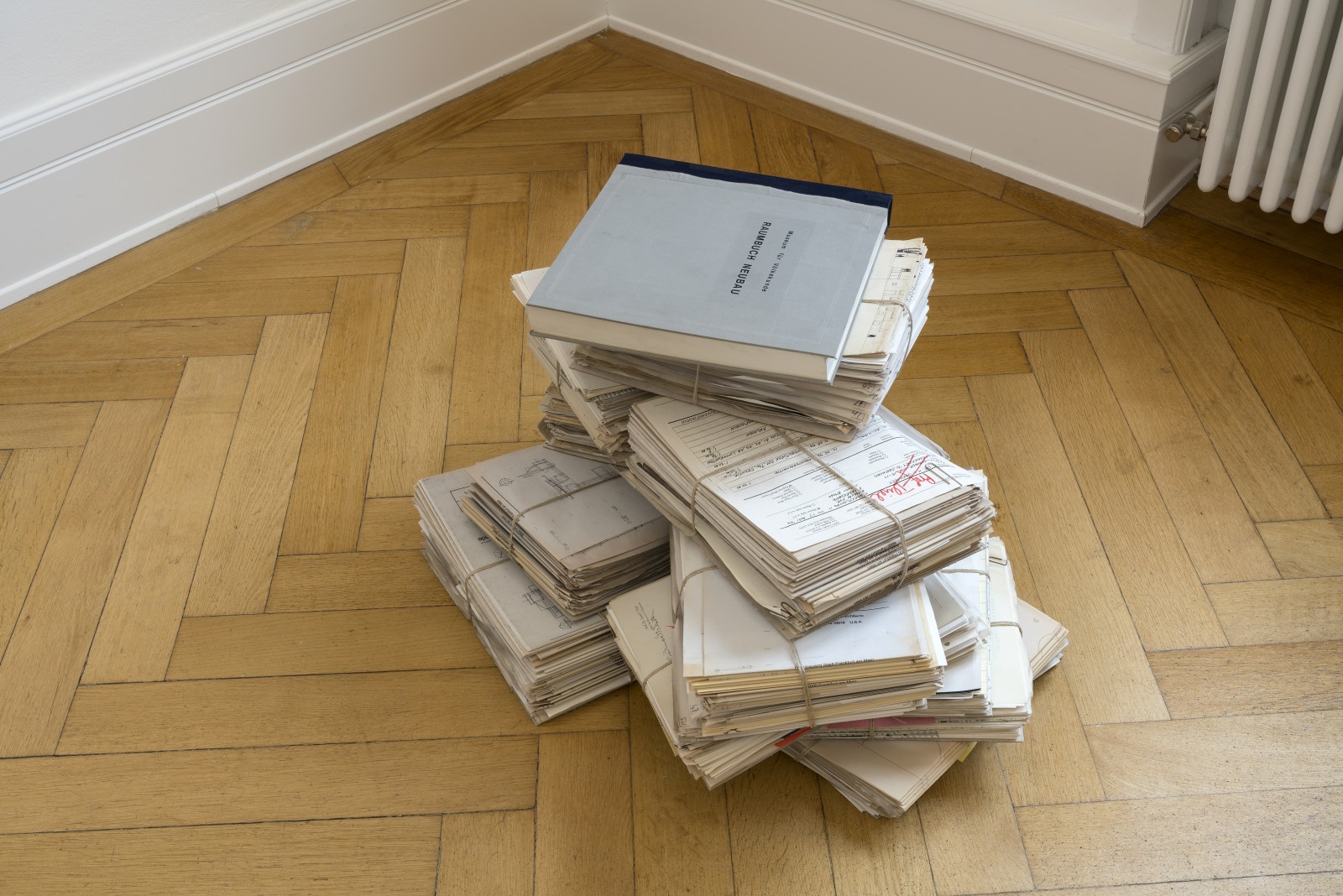 Pressefoto GESCHICHTEN ERZÄHLEN GESCHICHTE: Ausstellungsansicht GESCHICHTEN ERZÄHLEN GESCHICHTE, Weltkulturen Museum 2016, Foto: Wolfgang Günzel