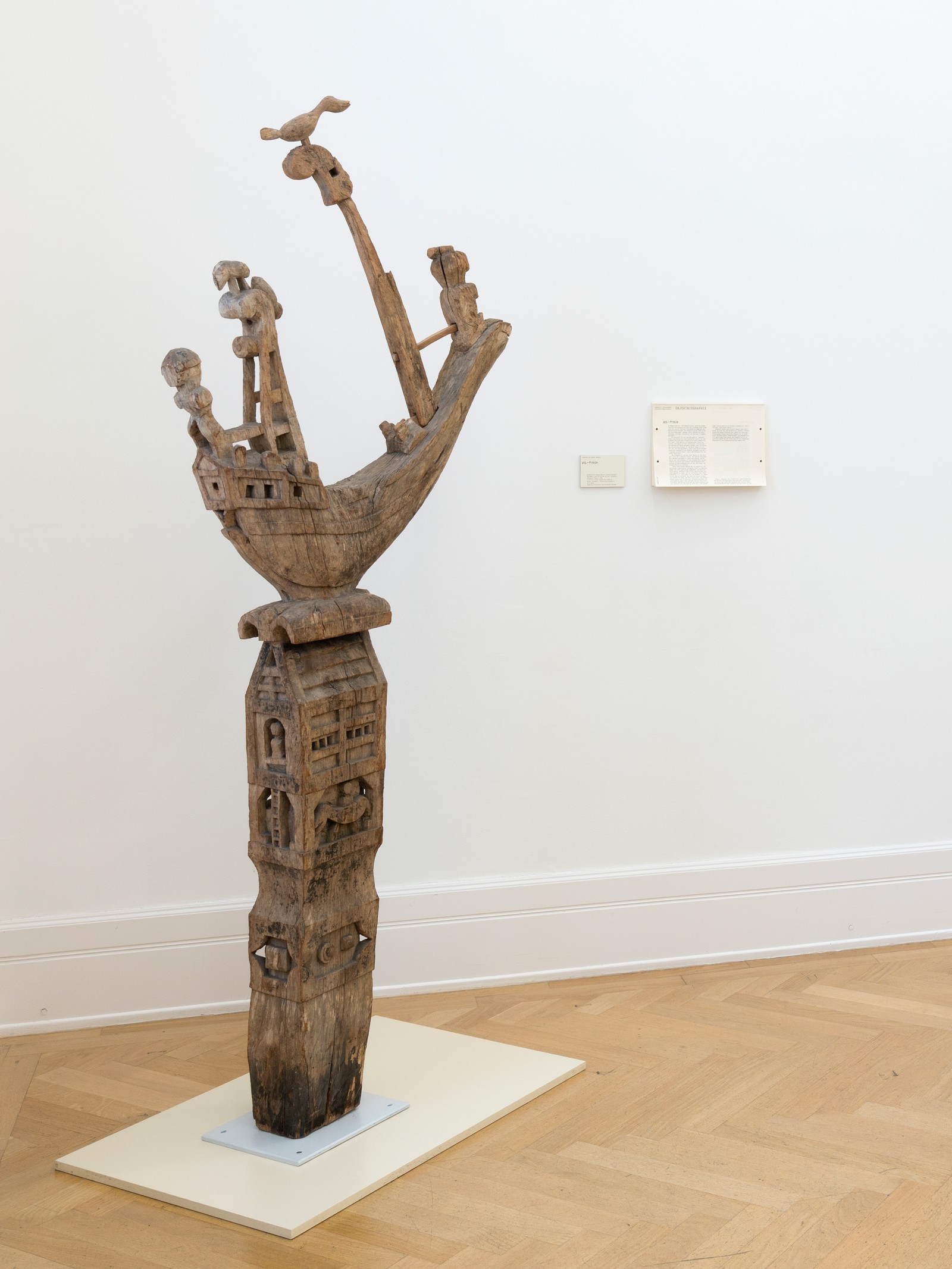 Pressefoto GESCHICHTEN ERZÄHLEN GESCHICHTE: Ausstellungsansicht GESCHICHTEN ERZÄHLEN GESCHICHTE, Weltkulturen Museum 2016, Foto: Wolfgang Günzel