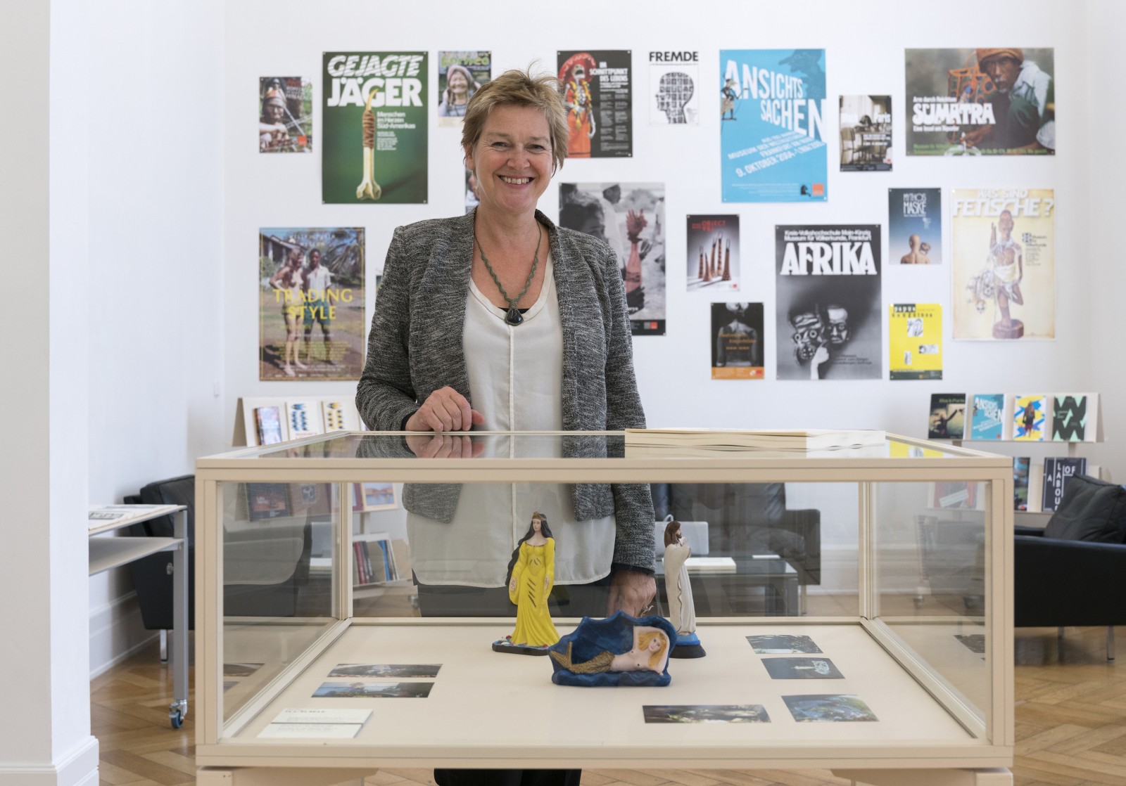 Pressefoto GESCHICHTEN ERZÄHLEN GESCHICHTE: Dr. Mona Suhrbier in der Ausstellung GESCHICHTEN ERZÄHLEN GESCHICHTE, Weltkulturen Museum 2016, Foto: Wolfgang Günzel