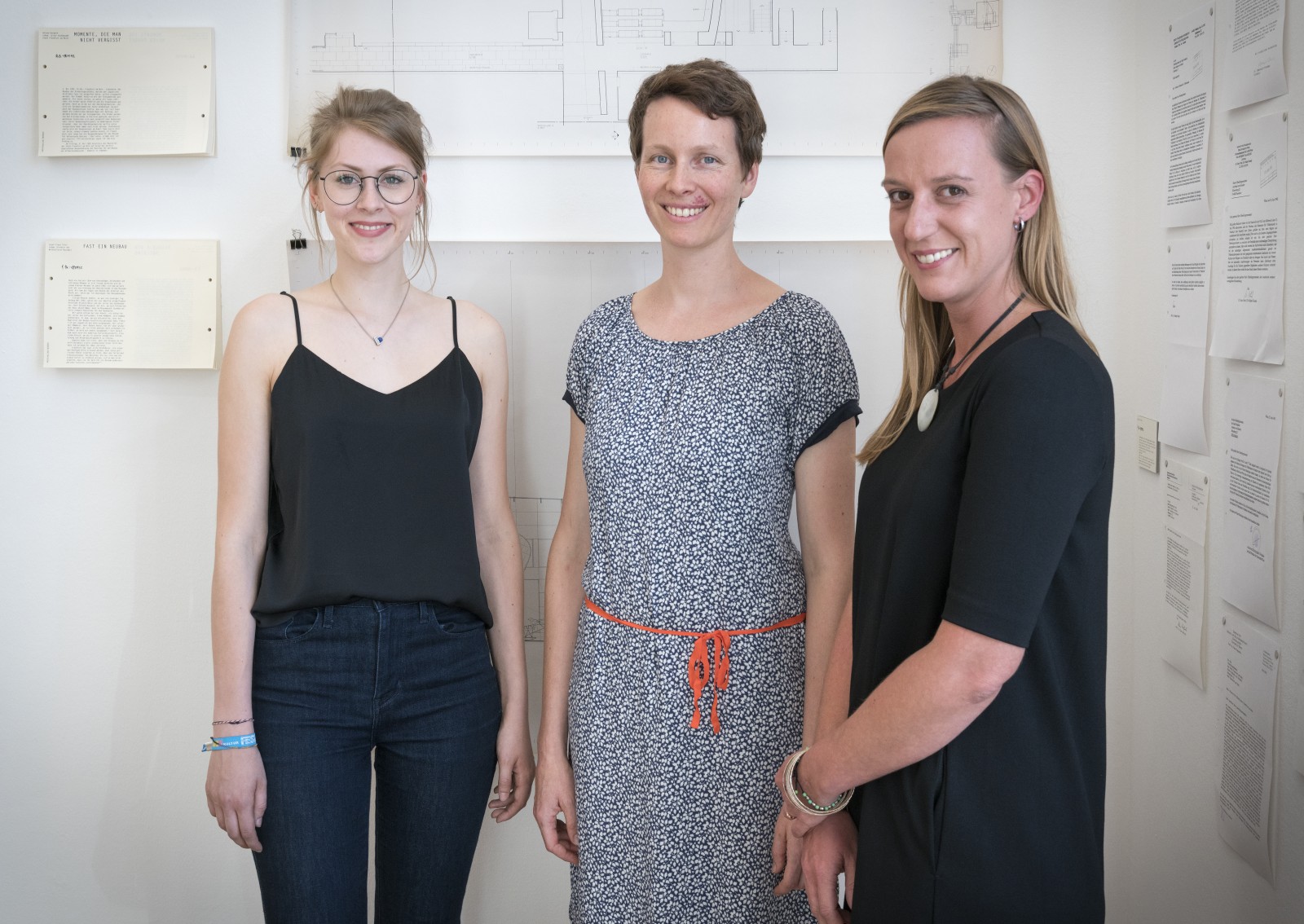 Pressefoto GESCHICHTEN ERZÄHLEN GESCHICHTE: Kuratorinnen in der Ausstellung GESCHICHTEN ERZÄHLEN GESCHICHTE, Weltkulturen Museum 2016, Foto: Wolfgang Günzel
