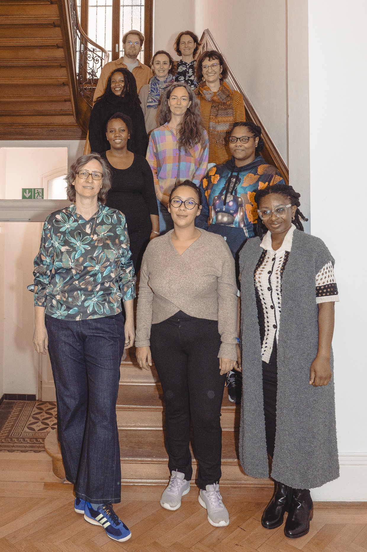 (Von links nach rechts)  Untere Reihe: Larissa Förster, Catmouse James, Akosua Hanson,  Mittlere Reihe: Charity Atukunda, Julia Friedel, Reine Dibussi,  Hintere Reihe: Chido Macharaga, Jan-Philip Kluck, Audrey Peraldi, Stephanie Endter, Vera Grosch Foto: Claudia Bodens