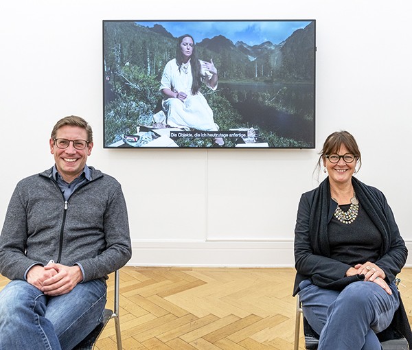 Markus Lindner und Mona Suhrbier in der Ausstellung „Let Them Speak! Kommentare aus British Columbia, Kanada“, Weltkulturen Labor 2020, Foto: Wolfgang Günzel