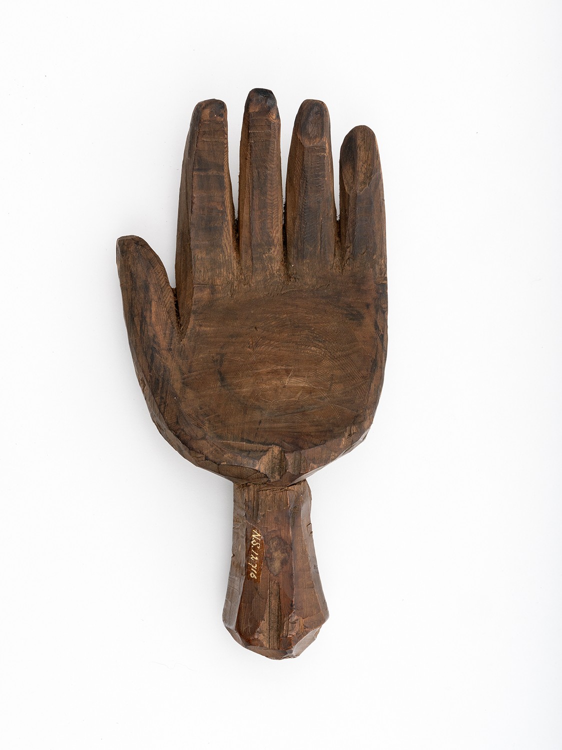 Schaufel in Form einer Hand, Kwakwaka'wakw, British Columbia, Kanada, gesammelt ca. 1910 durch Robert Garnet Rayment Piper, Sammlung Weltkulturen Museum. Foto: Wolfgang Günzel 2020