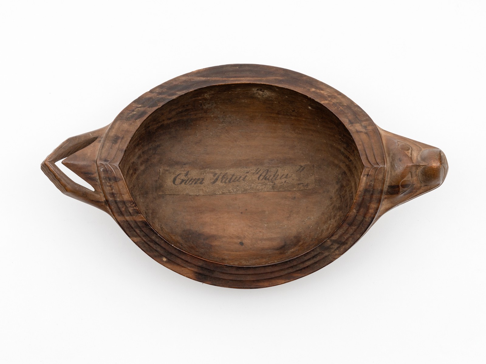 Schüssel in Form einer Robbe, Zedernholz, Bella Coola, British Columbia, Kanada, gesammelt ca. 1906, Sammlung Weltkulturen Museum. Foto: Wolfgang Günzel 2020