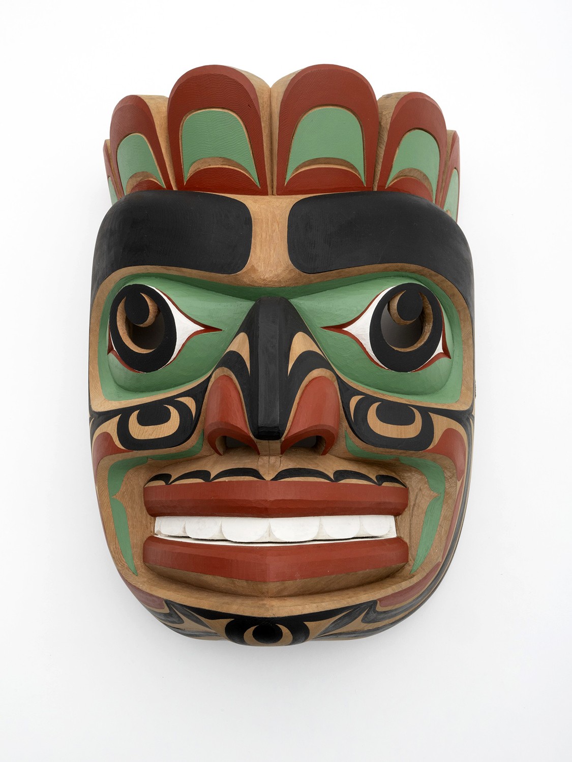 Tom Hunt, Kwakwaka'wakw, Komokva-Maske aus Zedernholz, 1997, British Columbia, Kanada, Ankauf vom Künstler im Anschluss an die Ausstellung "Raubwal und Sonnenfinder", Sammlung Weltkulturen Museum. Foto: Wolfgang Günzel 2020