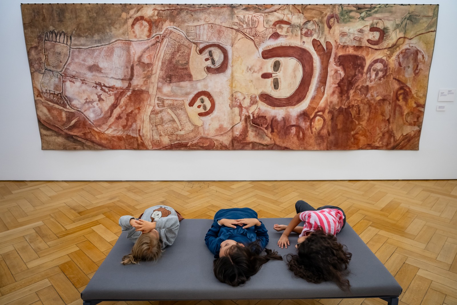 Führung für Kinder in der Ausstellung "Country bin pull'em". Foto: Esra Klein