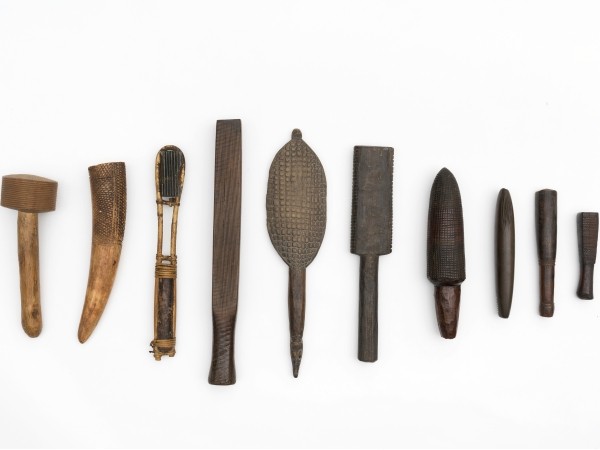 Rindenbastklopfer aus Holz, Stein und Elfenbein, Zentral- und Ostafrika, Amazonasgebiet, Indonesien und Ozeanien, Sammlung Weltkulturen Museum