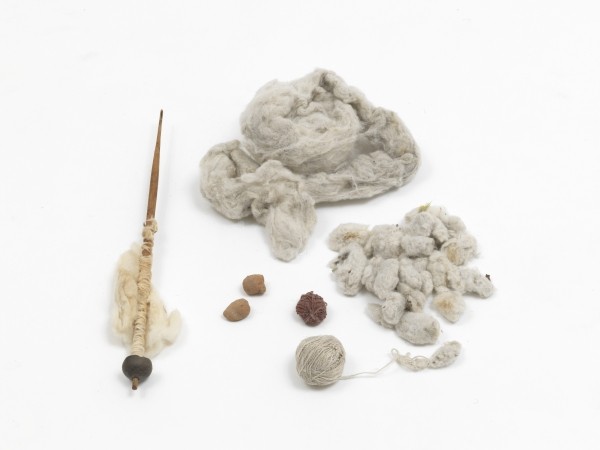 Aus dem Fundus einer Chimane Weberin, Bolivien, Baumwolle in verschiedenen Arbeitsstadien, Sammlung Weltkulturen Museum