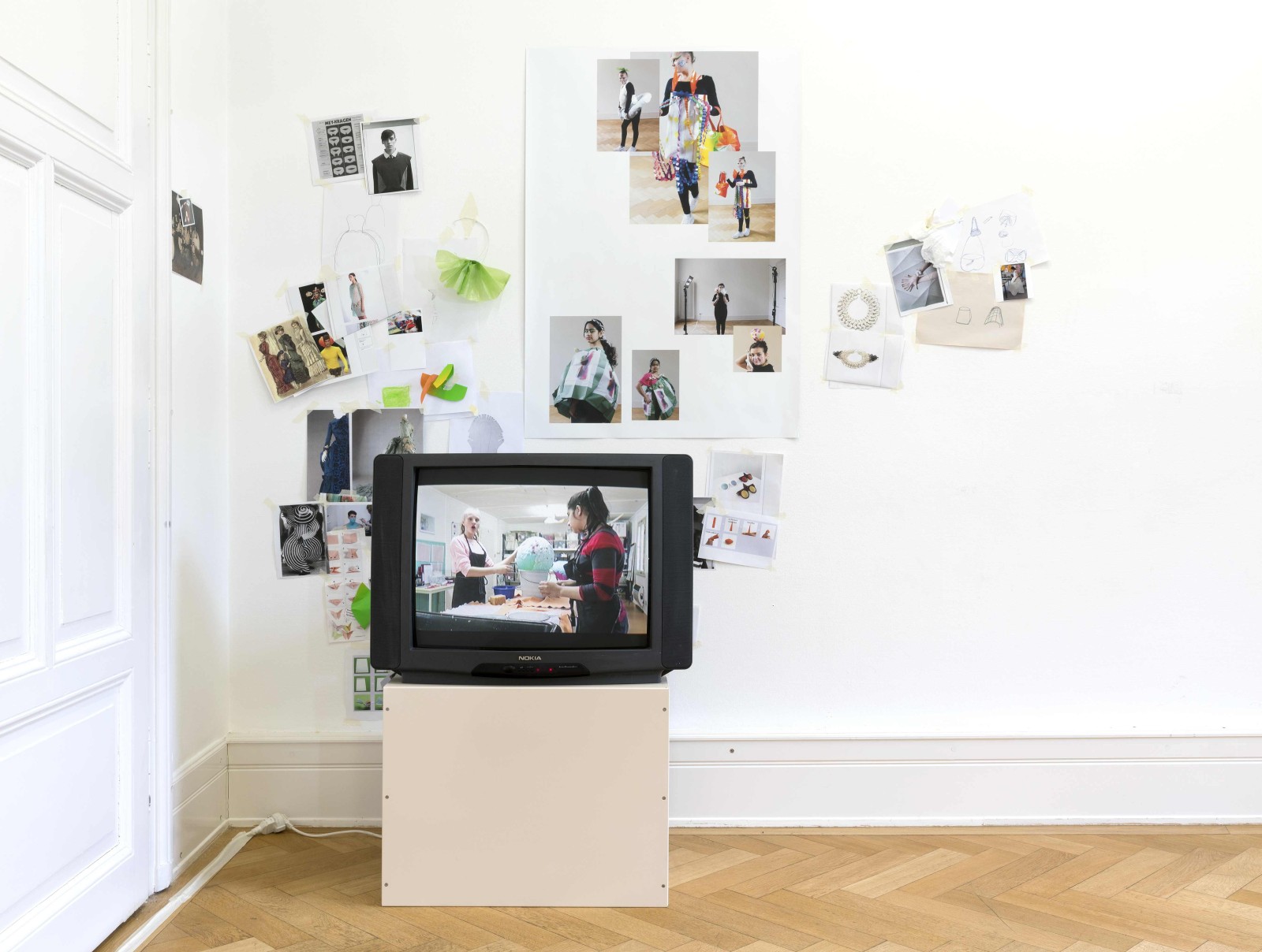 Ausstellungsansicht Stoff-Wechsel, Mode und Papier, Foto: Weltkulturen Museum 2017