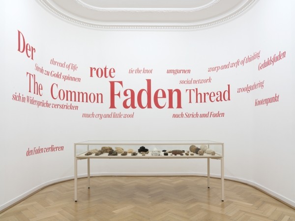 Ausstellungsansicht DER ROTE FADEN. Weltkulturen Museum. Foto Wolfgang Günzel, 2016. (1)