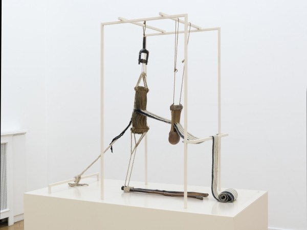 Ausstellungsansicht DER ROTE FADEN, Weltkulturen Museum 2016