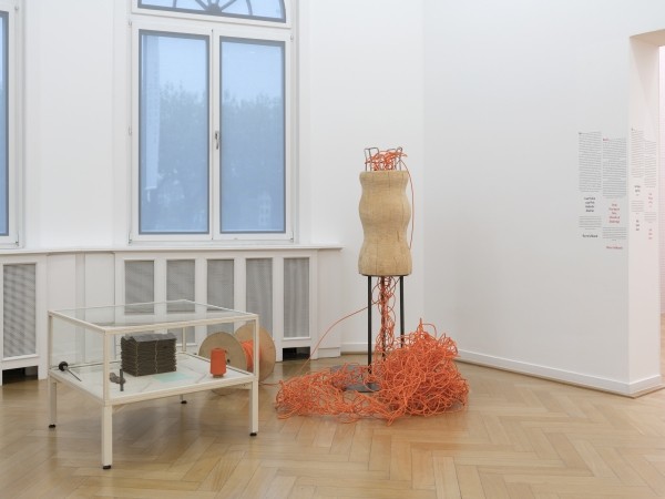 Ausstellungsansicht DER ROTE FADEN, Weltkulturen Museum 2016
