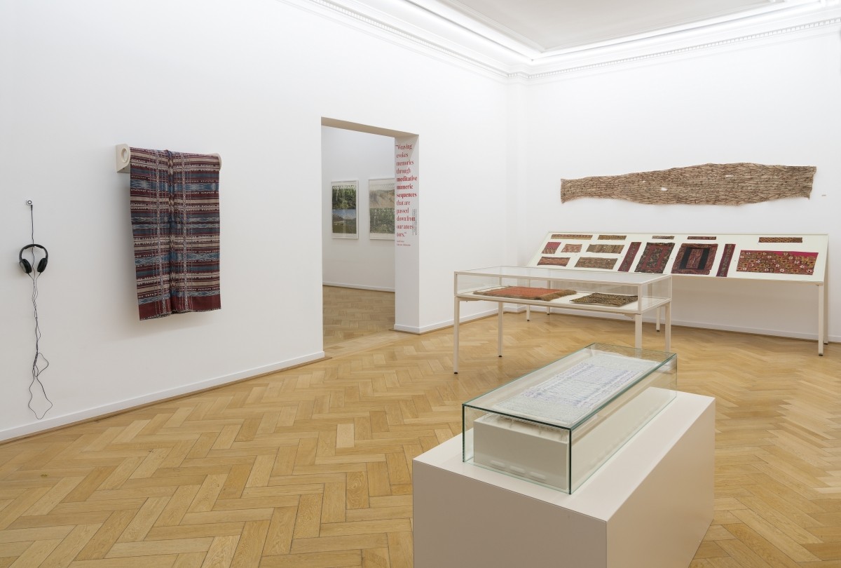 Ausstellungsansicht DER ROTE FADEN, Weltkulturen Museum 2016
