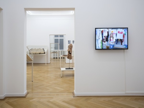 Ausstellungsansicht DER ROTE FADEN. Weltkulturen Museum. Foto Wolfgang Günzel, 2016. (7)