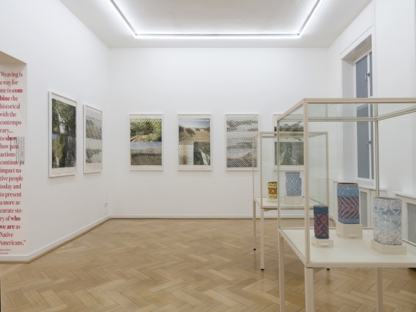 Ausstellungsansicht DER ROTE FADEN, Weltkulturen Museum 2016