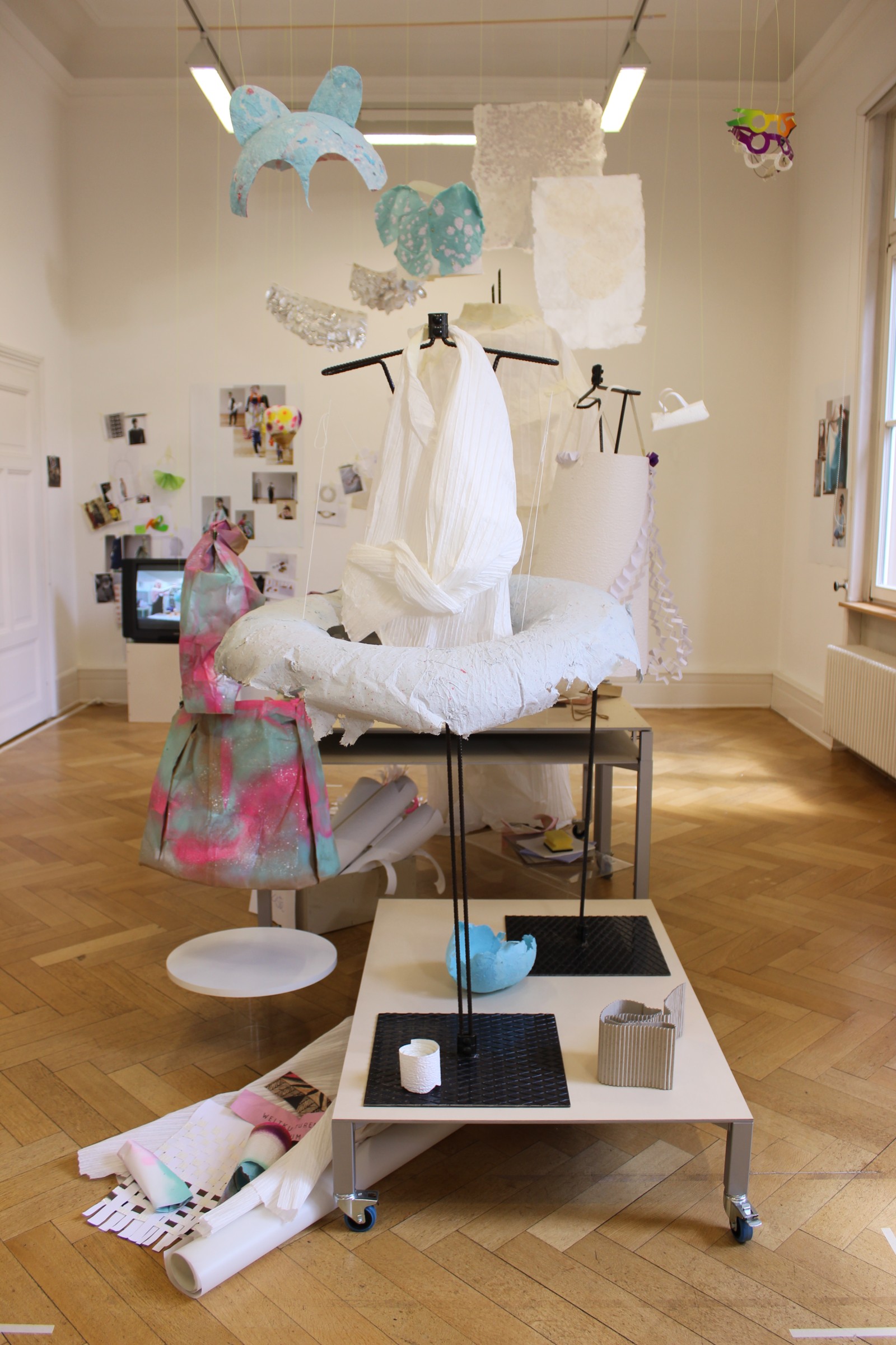Ausstellungsansicht, Stoff-Wechsel. Mode und Papier, Foto: Weltkulturen Museum 2017