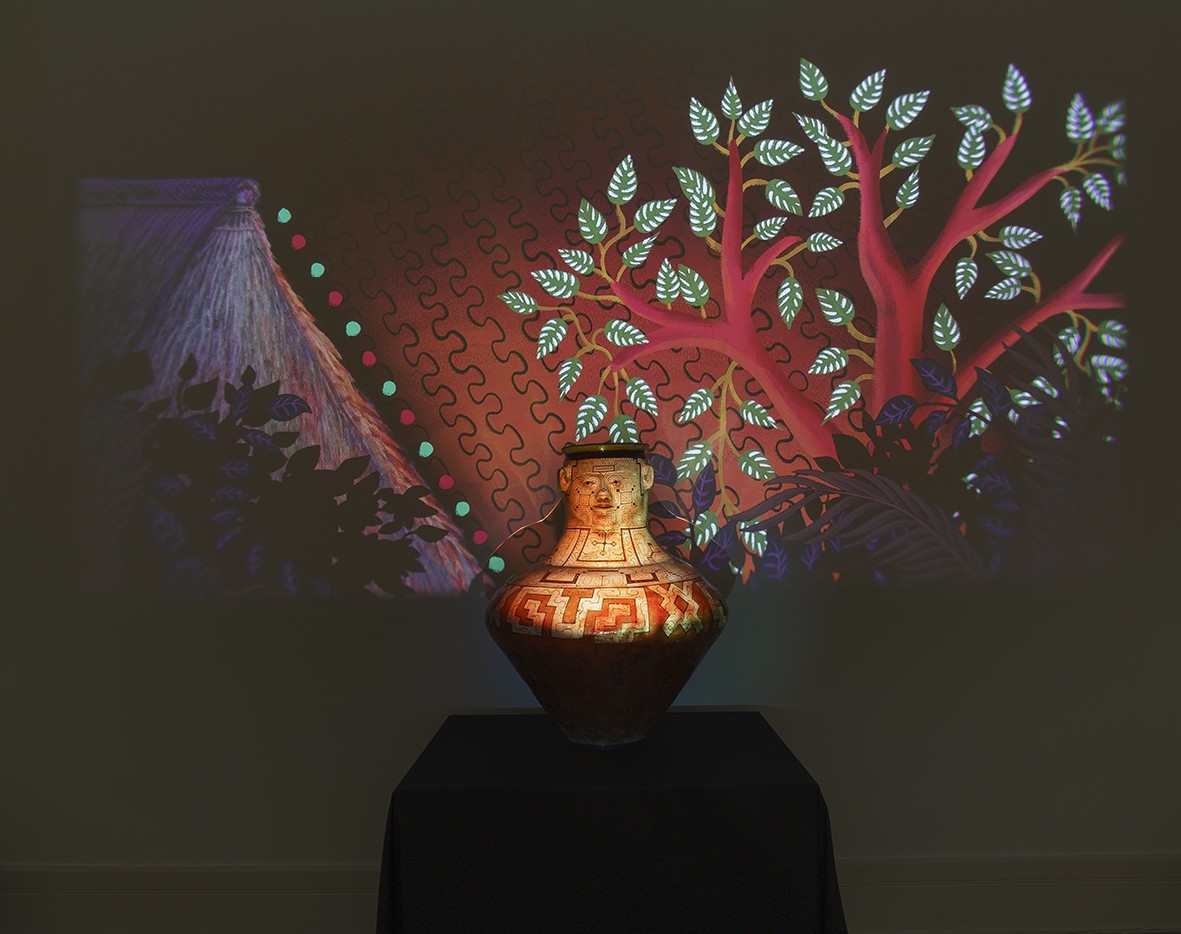 Installationsansicht „Shipibo Pot Stories. Muster des Universums“. Animation von René Appel in Kooperation mit Harry Pinedo &  Virginia Maynas Pinon, 2023