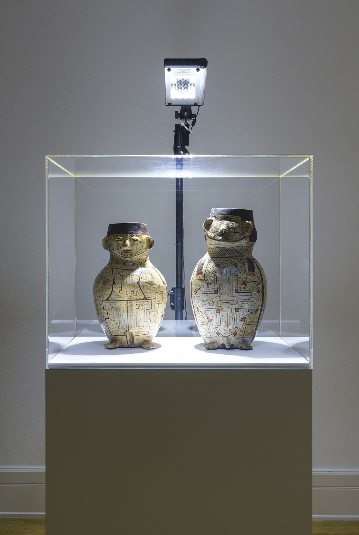 Ausstellungsansicht „Shipibo Pot Stories. Muster des Universums“. Figurengefäße, Shipibio, Amazonien, Peru. Sammlung Weltkulturen Museum. Foto: Wolfgang Günzel