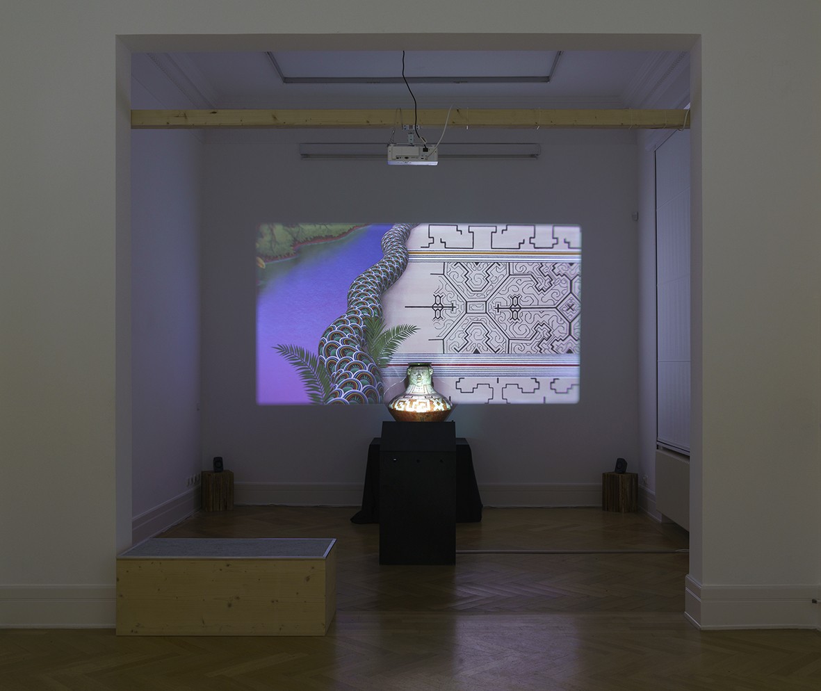 Installationsansicht „Shipibo Pot Stories. Muster des Universums“. Animation von René Appel in Kooperation mit Harry Pinedo &  Virginia Maynas Pinon, 2023. Foto: Wolfgang Günzel