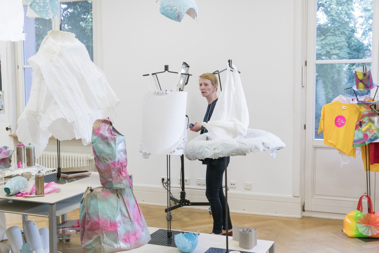 Ausstellungseröffnung Stoff-Wechsel, Mode und Papier, Foto: Weltkulturen Museum 2017
