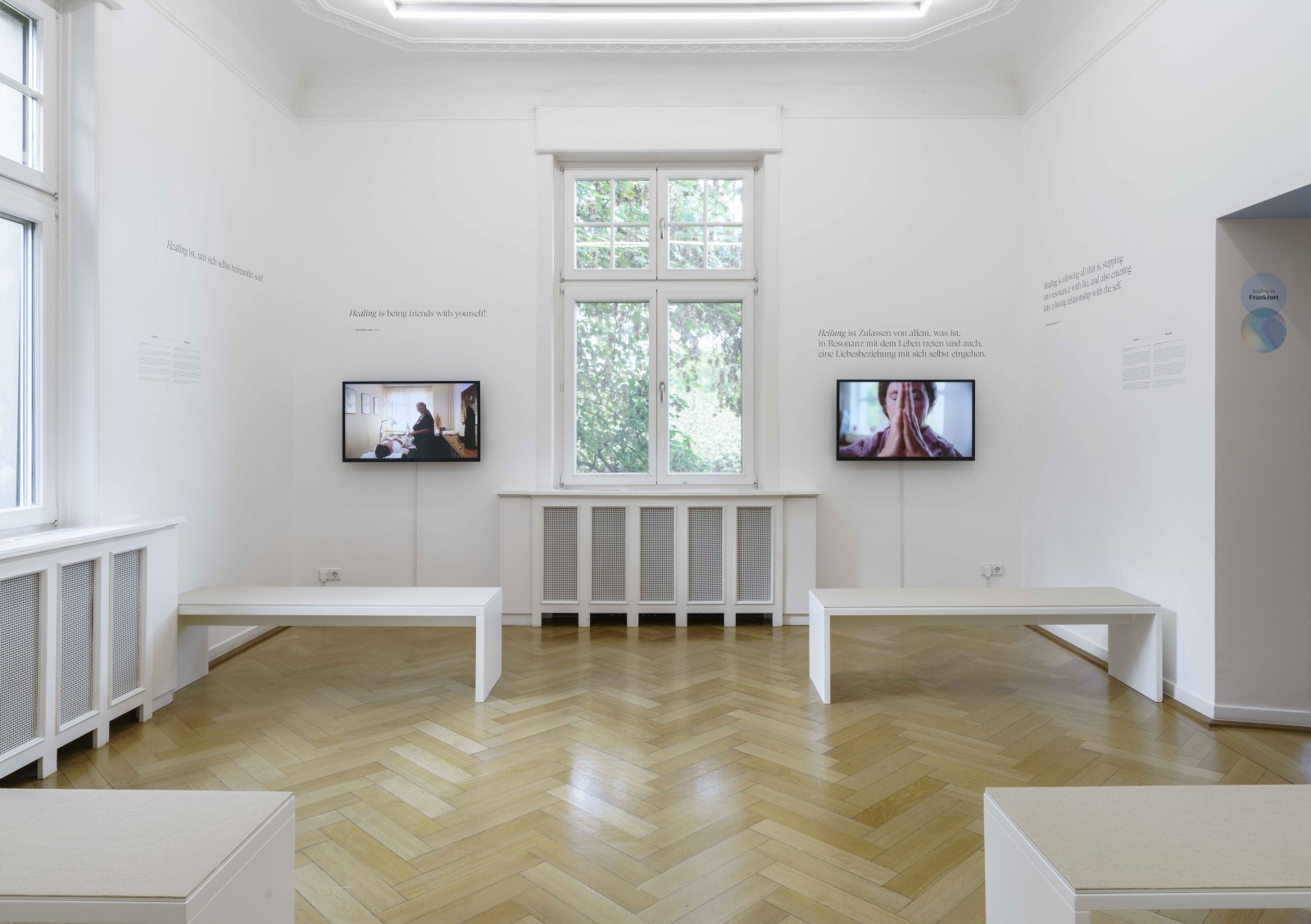 Ausstellungsansicht "healing. Leben im Gleichgewicht". Weltkulturen Museum 2022. Foto: Wolfgang Günzel