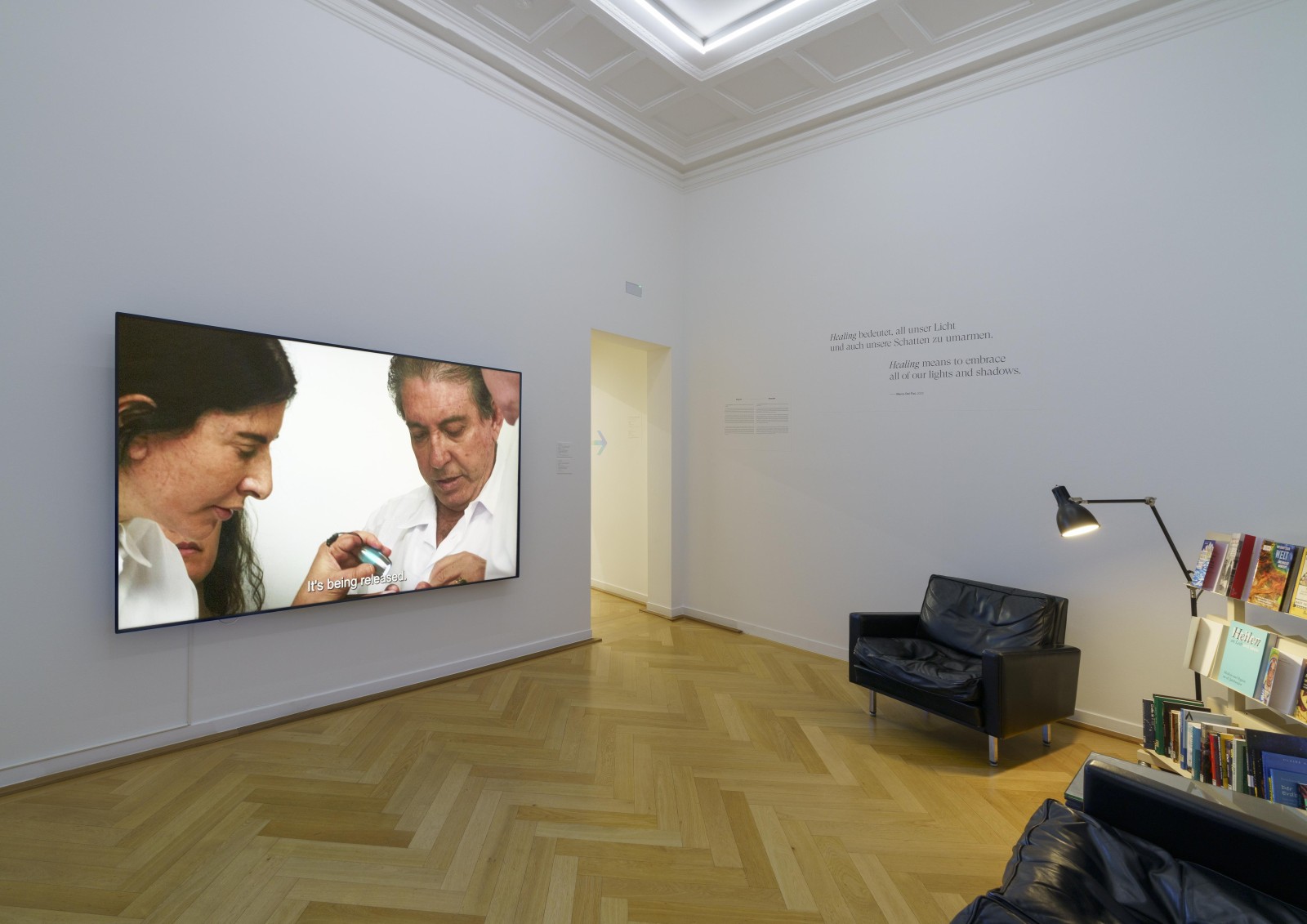 Marco de Fiol. The Space in Between - Marina Abramovic and Brazil. Ausstellungsansicht „healing. Leben im Gleichgewicht", Weltkulturen Museum.