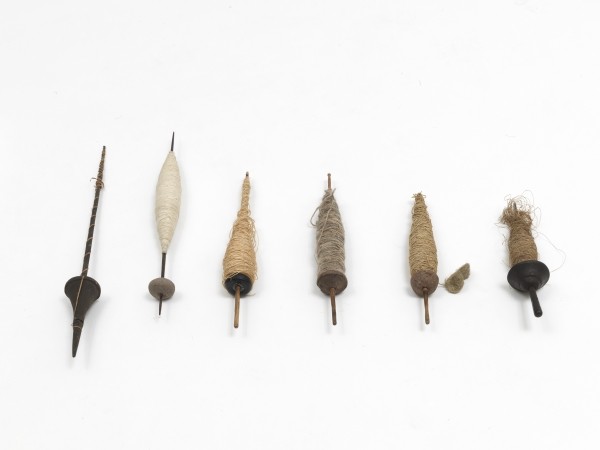 Spindeln mit unterschiedlichen Fasern wie Agave, Palmbast, Wolle aus Bolivien, Mexiko, Ostindonesien, Sammlung Weltkulturen Museum, Foto Wolfgang Günzel, 2016.
