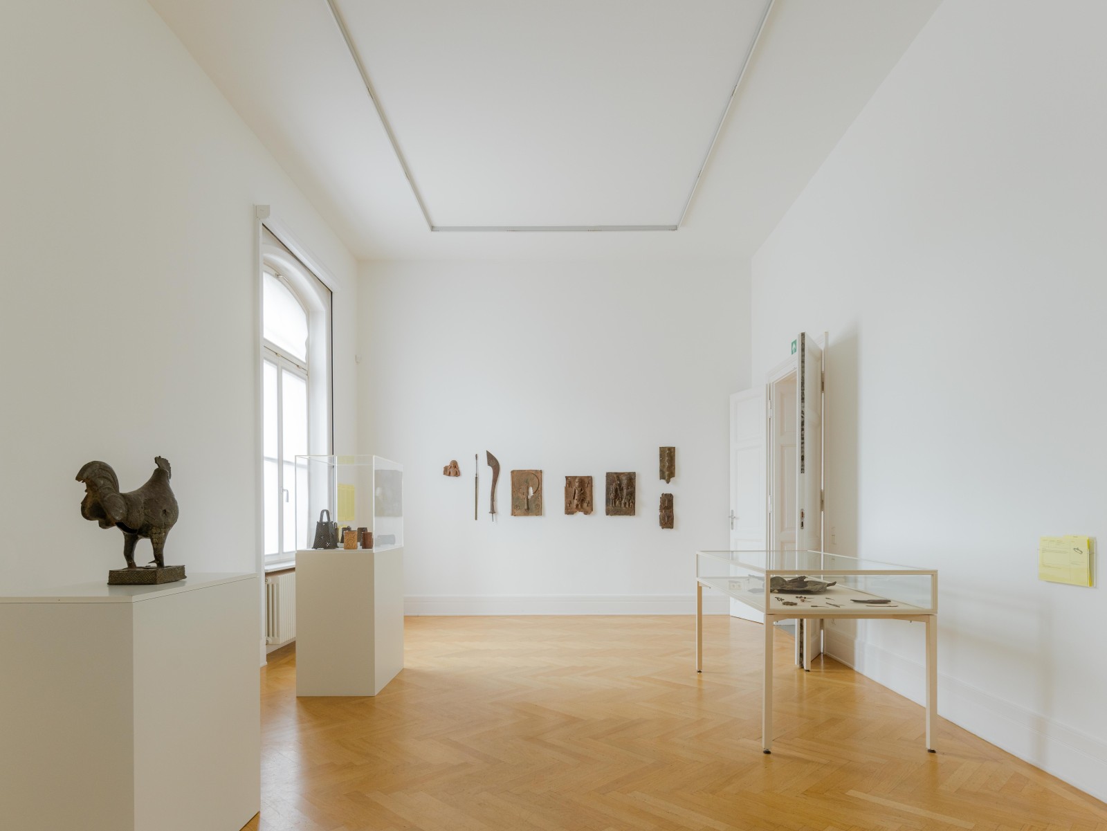 Ausstellungsansicht "Benin. Die Sammlung im Weltkulturen Museum. Retrospektive/Perspektiven". Weltkulturen Museum 2023. Foto: Linda Deutsch