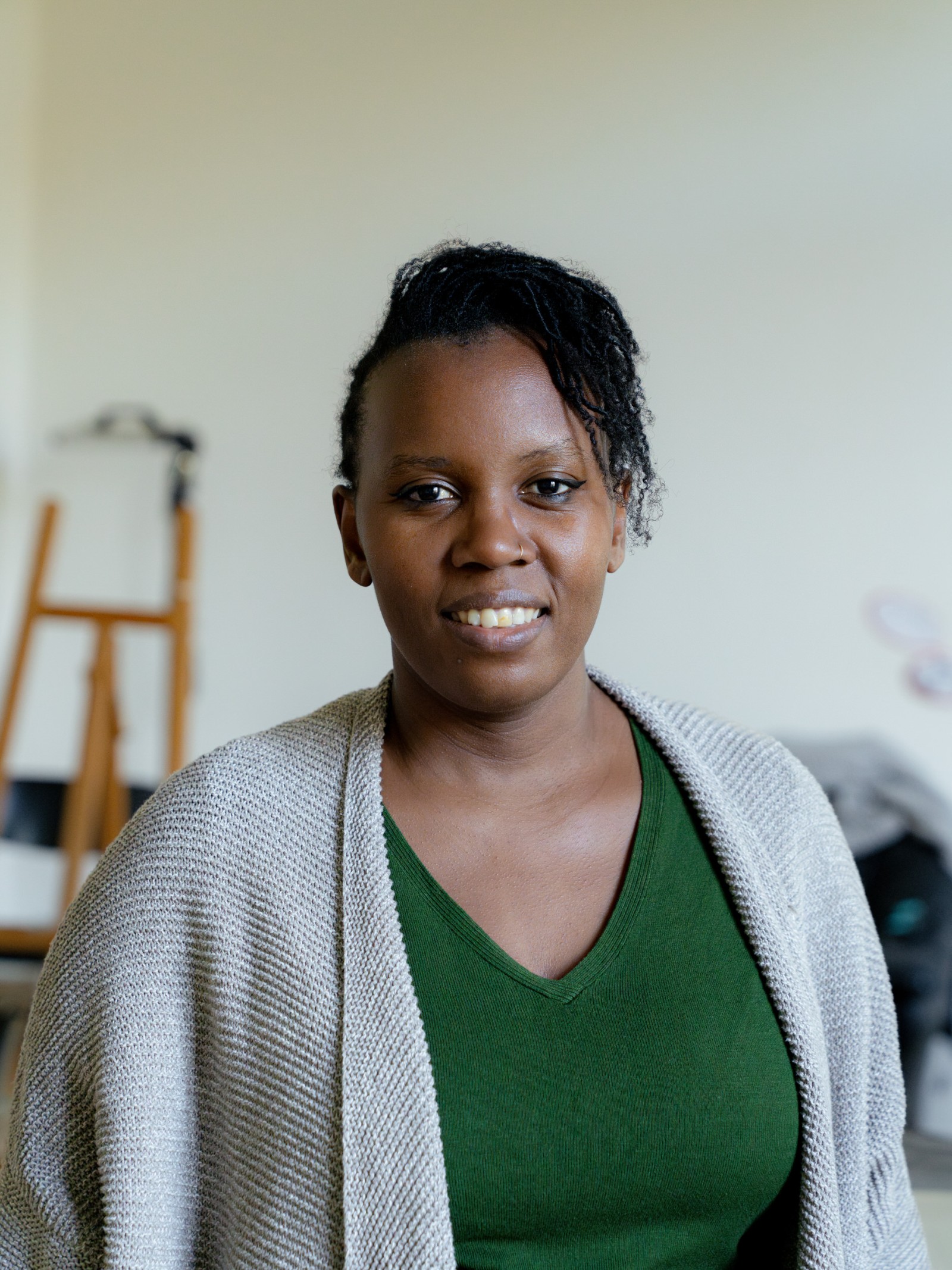 Charity Atukunda während ihrer Residency im Weltkulturen Labor, April 2025. Foto: Linda Deutsch