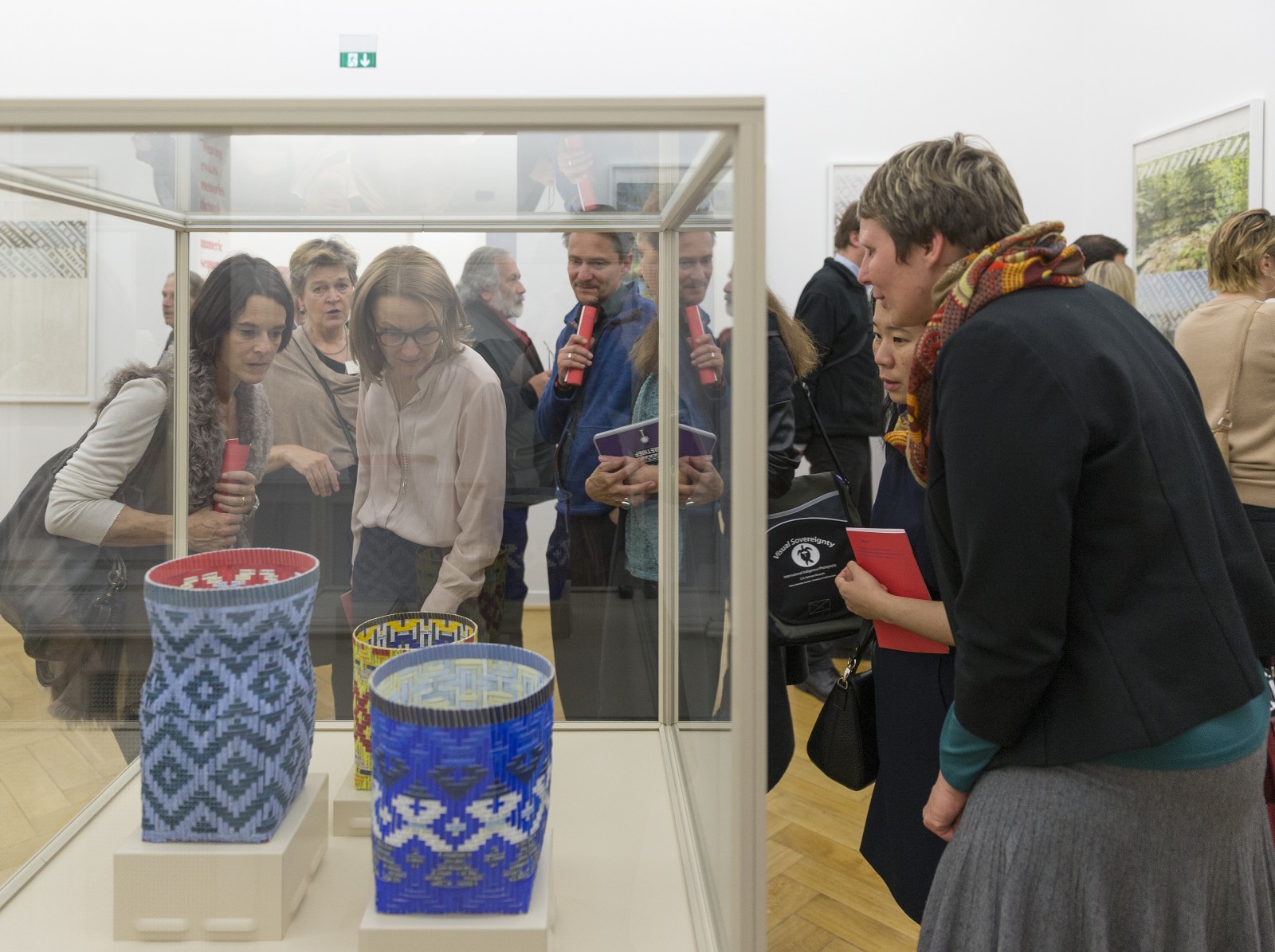 Gespräch in der Ausstellung DER ROTE FADEN, Weltkulturen Museum 2016. Foto: Wolfgang Günzel