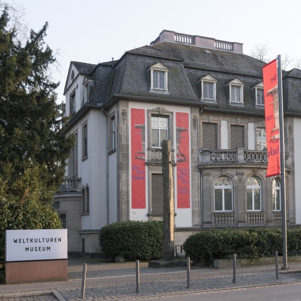 Ausstellung DER ROTE FADEN im Weltkulturen Museum