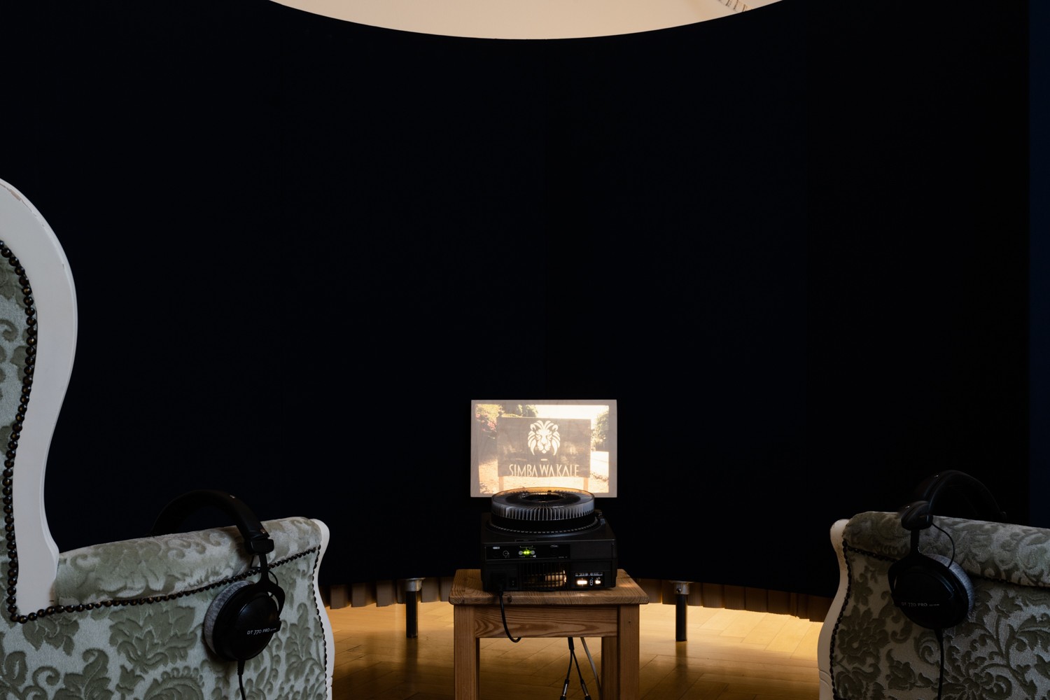 Ausstellungsansicht „Invisible Inventories. Zur Kritik kenianischer Sammlungen in westlichen Museen“; Weltkulturen Labor; Foto: Peter Wolff 2021