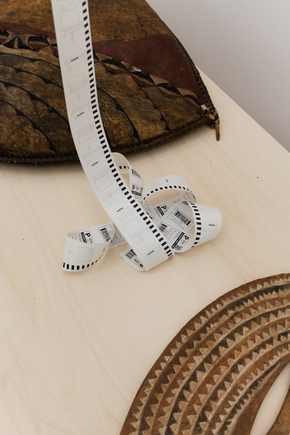Ausstellungsansicht „Invisible Inventories. Zur Kritik kenianischer Sammlungen in westlichen Museen“; Weltkulturen Labor; Foto: Peter Wolff 2021