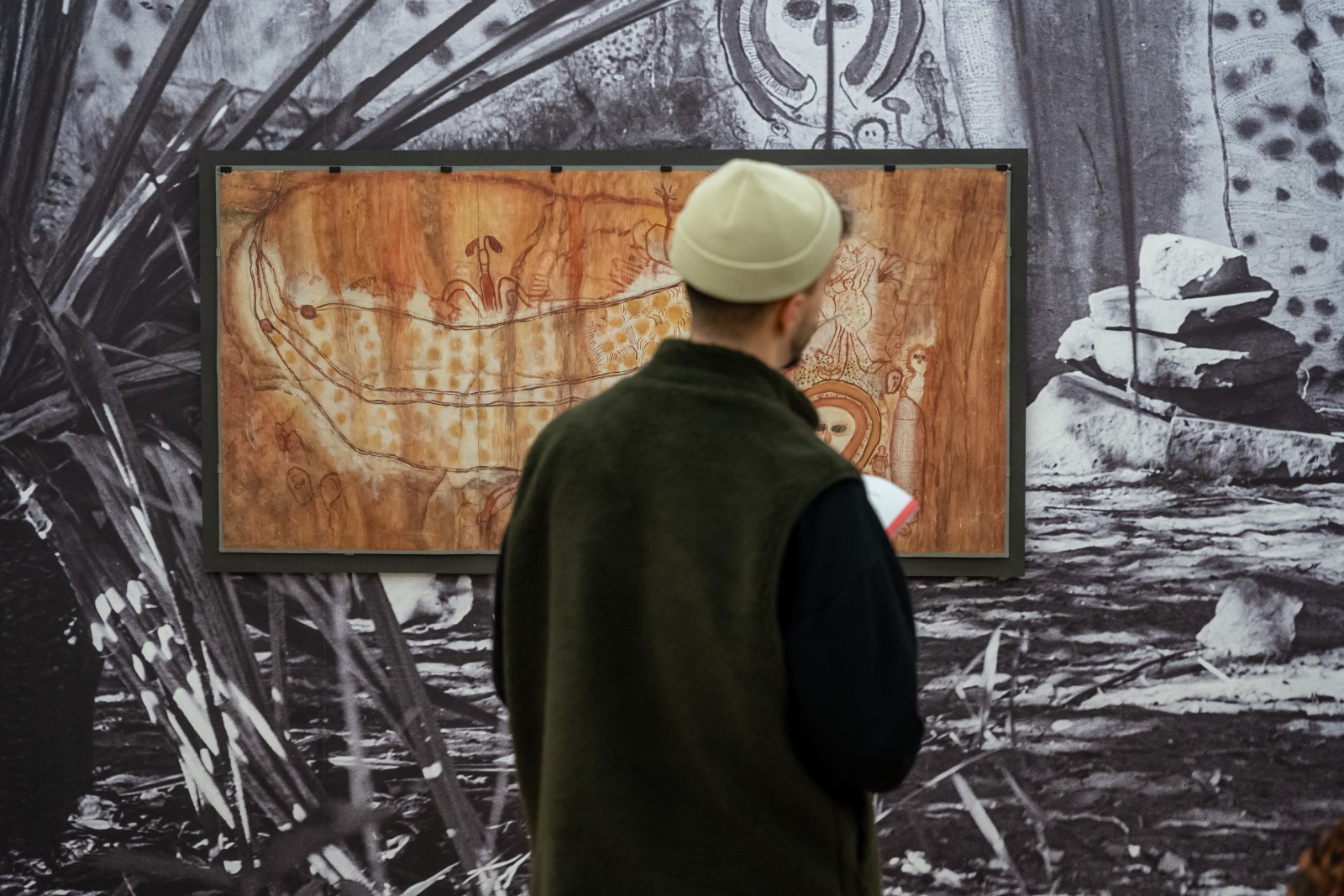 Besucher in der Ausstellung "Country bin pull'em". Foto: Esra Klein