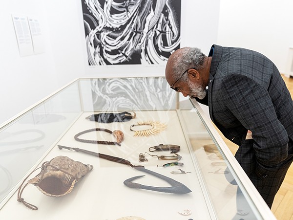 Besucher in der Ausstellung WELTENBEWEGEND, Weltkulturen Museum 2020, Foto: Wolfgang Günzel