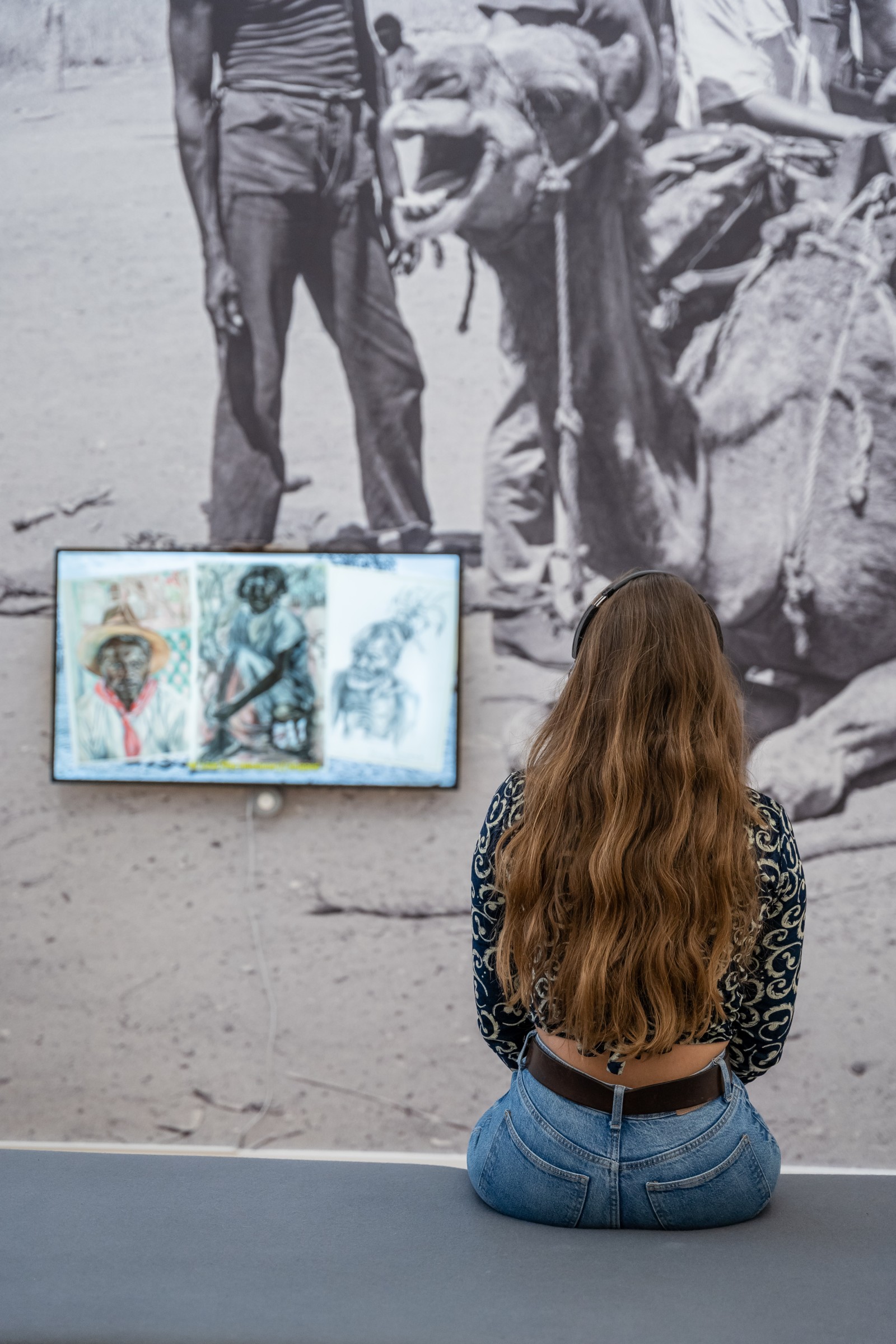 Besucherin in der Ausstellung "Country bin pull'em". Foto: Esra Klein