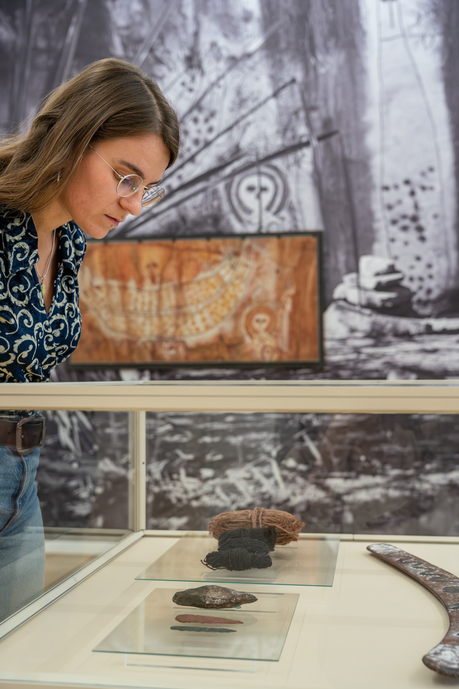 Besucherin in der Ausstellung "Country bin pull'em". Foto: Esra Klein