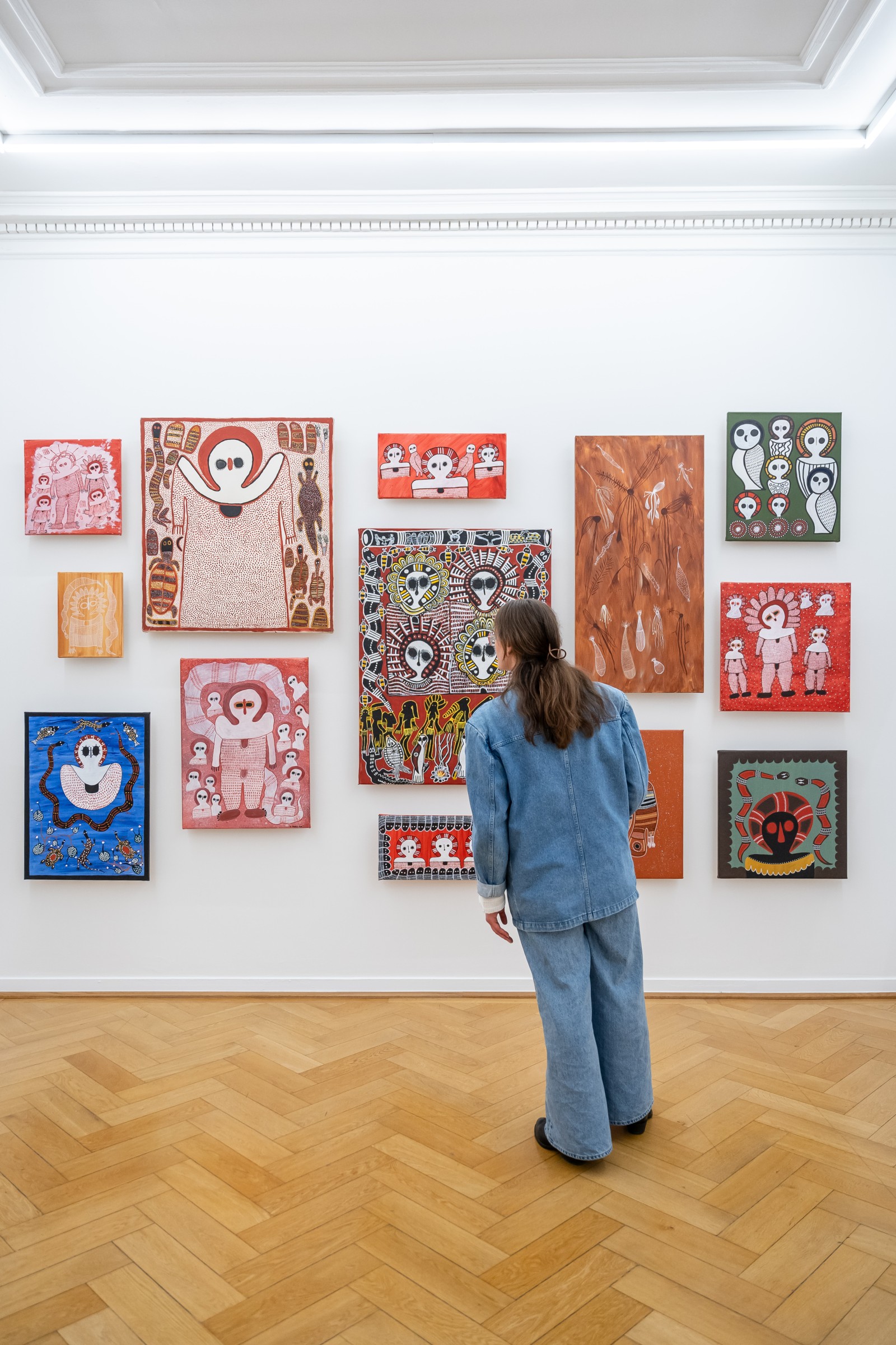 Besucherin in der Ausstellung "Country bin pull'em". Foto: Esra Klein