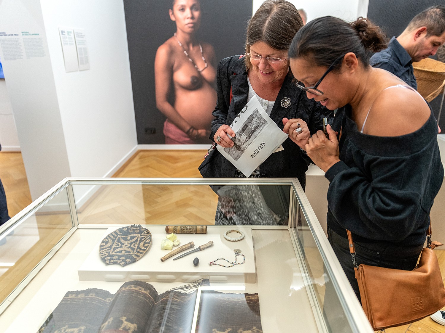 Besucherinnen in der Ausstellung WELTENBEWEGEND, Weltkulturen Museum 2020, Foto: Wolfgang Guenzel