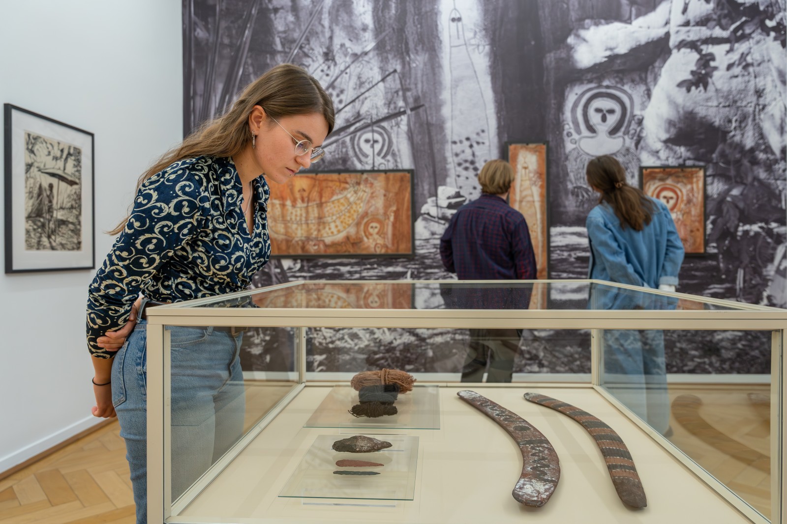 Besucher in der Ausstellung "Country bin pull'em". Foto: Esra Klein