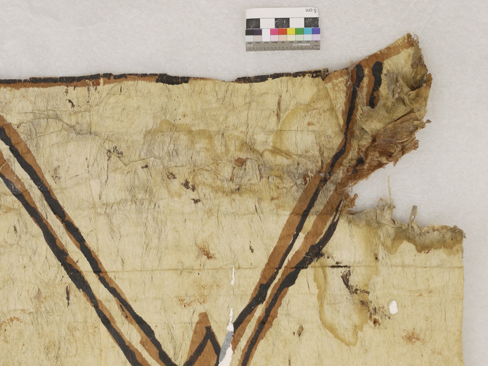 Bemalter Rindenbaststoff vor Restaurierung (Detail), Tonga, Polynesien, Sammlung Weltkulturen Museum. Foto: Weltkulturen Museum