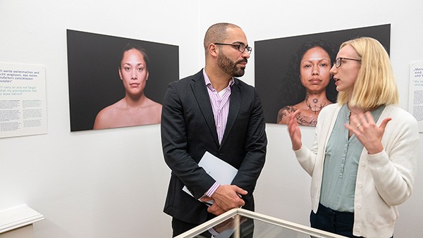 Führung in der Ausstellung WELTENBEWEGEND, Weltkulturen Museum 2019, Foto: Wolfgang Guenzel