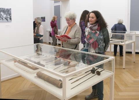 Gespräch in der Ausstellung DER ROTE FADEN, Weltkulturen Museum 2016. Foto: Wolfgang Günzel