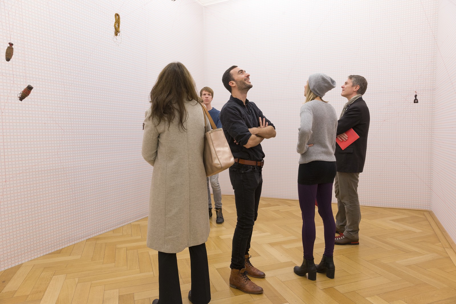 Gespräch in der Ausstellung DER ROTE FADEN, Weltkulturen Museum 2016. Foto: Wolfgang Günzel