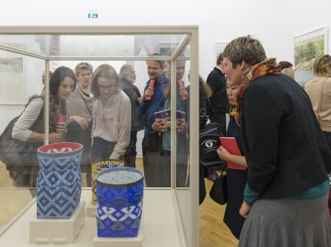 Gespräch in der Ausstellung DER ROTE FADEN, Weltkulturen Museum 2016