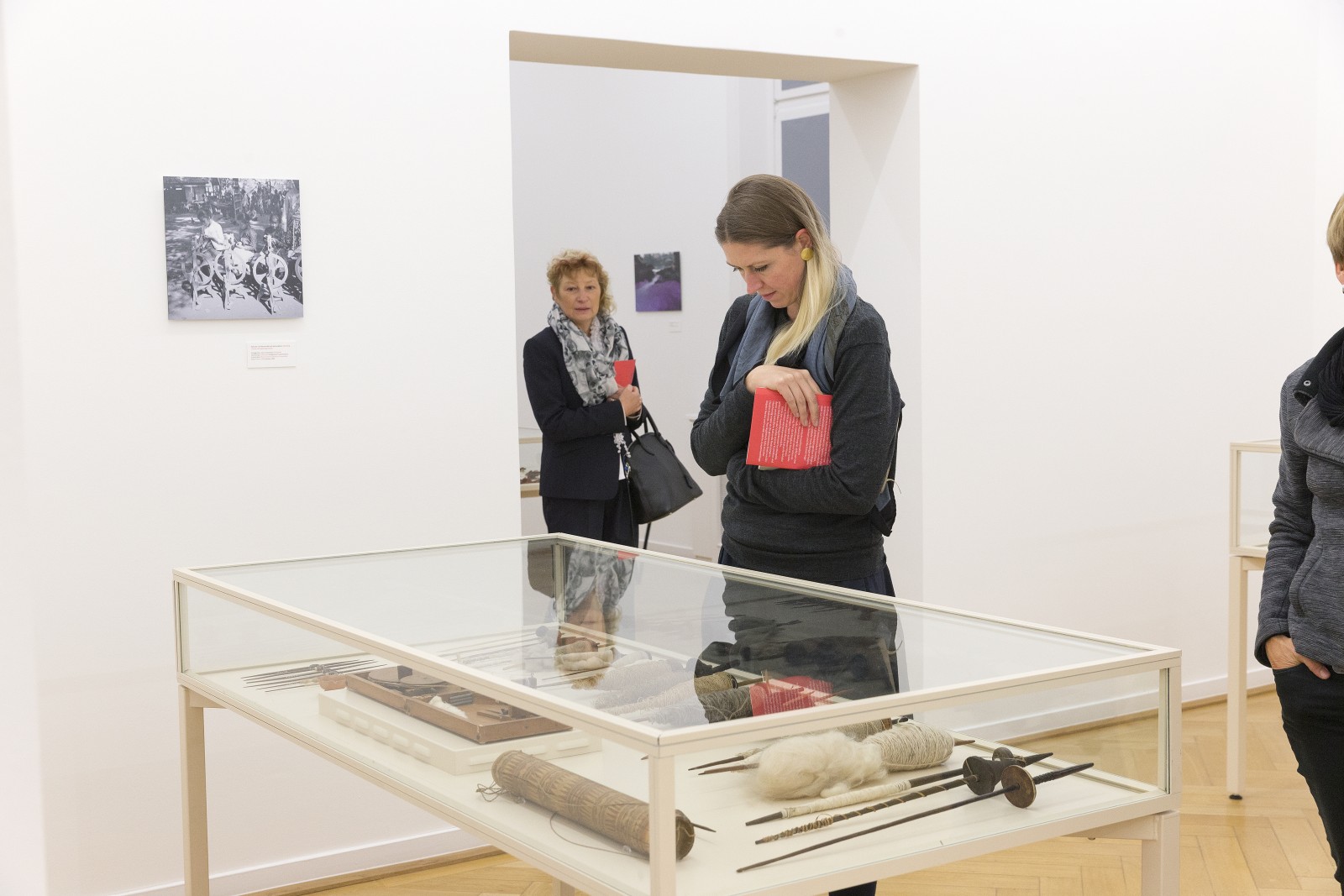 Führung in der Ausstellung DER ROTE FADEN, Weltkulturen Museum 2016