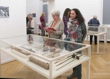 Gespräch in der Ausstellung DER ROTE FADEN, Weltkulturen Museum 2016