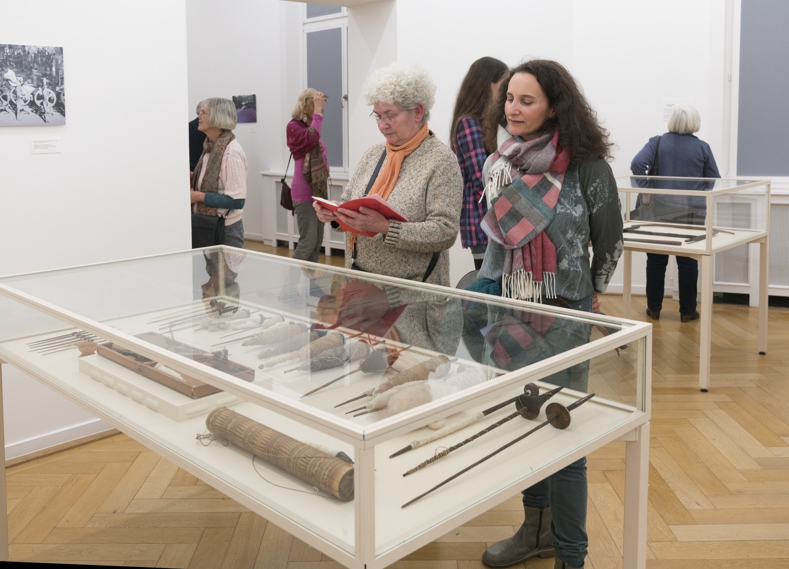 Führung in der Ausstellung DER ROTE FADEN, Weltkulturen Museum 2016