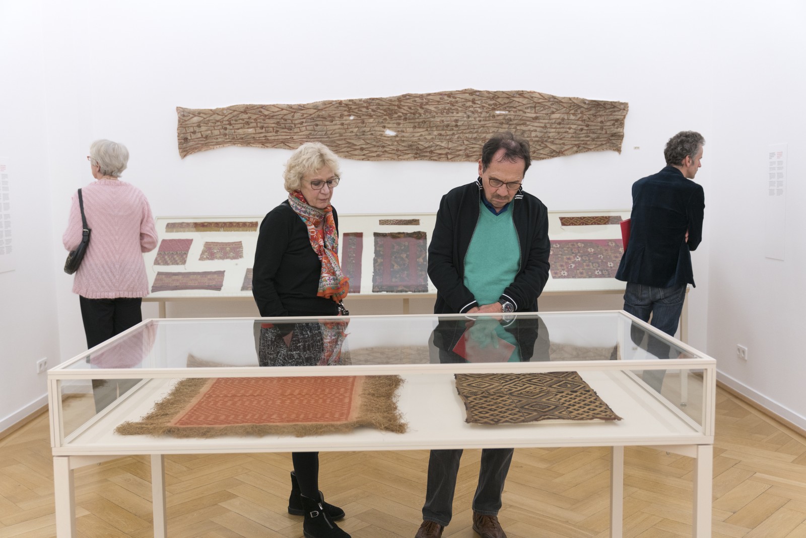 Besucher in der Ausstellung DER ROTE FADEN, Weltkulturen Museum 2016. Foto: Wolfgang Günzel